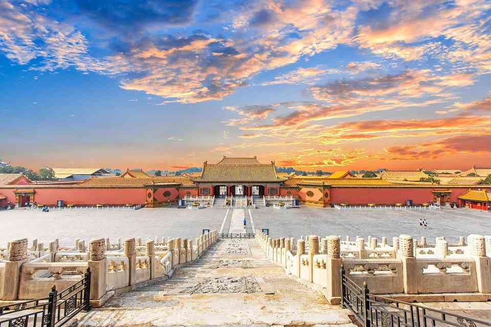 中国旅游业发展演进与战略转型路径分析