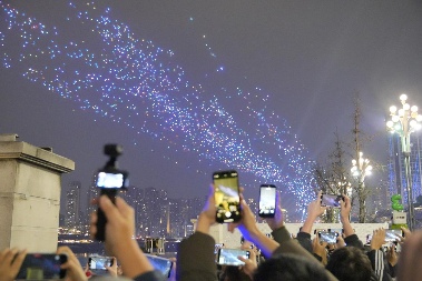 重庆无人机灯光秀点亮山城夜空