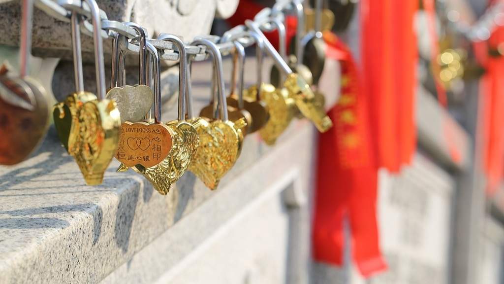 许愿锁拆卸引发游客情感冲突，景区安全与文化守护如何平衡？