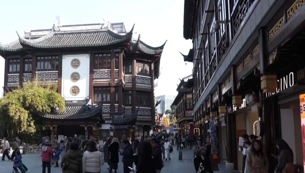 跨年饭预订爆火 消费市场升温迎新年