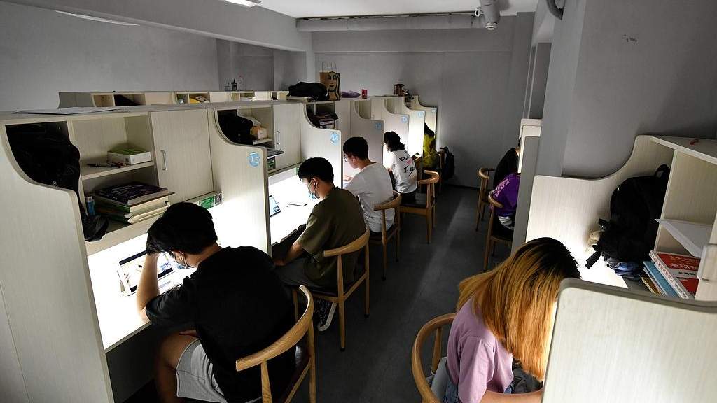 环球影城成新型自习室 大学生探索主题乐园学习新模式