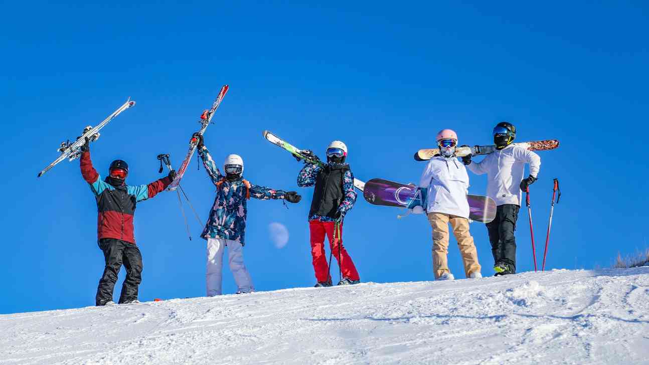 崇礼冰雪经济蓬勃发展 滑雪过年成新时尚助力产业振兴
