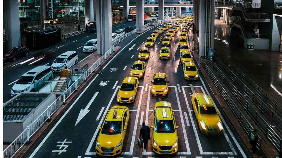 顺风车司机索要过年红包被拒赶客，平台扣分处理引关注