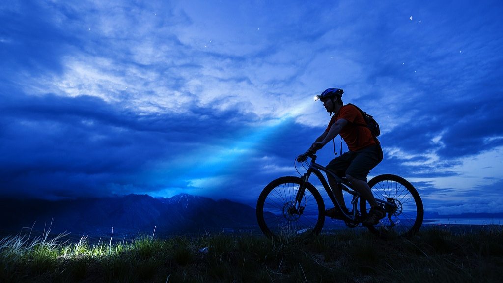 夜骑开封热潮引发安全担忧，多地官方发出骑行倡议