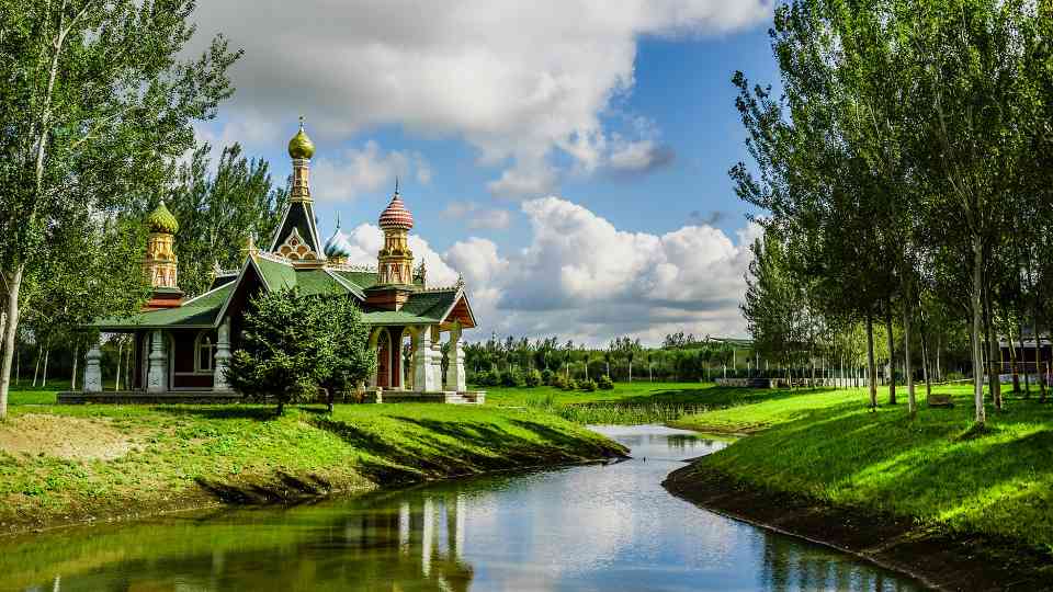 暑期旅游预订热潮开启 网红景区避暑胜地成热门选择