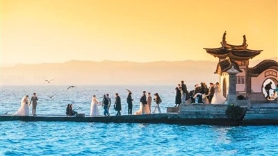 婚庆旅游新模式受热捧 边旅行边结婚成年轻群体新选择