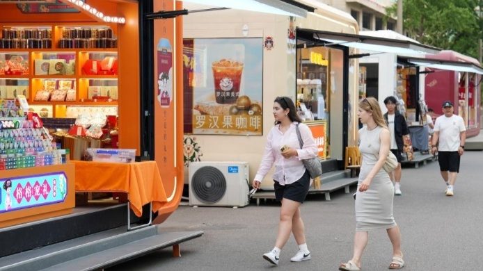 外国游客抢购中国商品成热潮 中国购正成为经济新名片