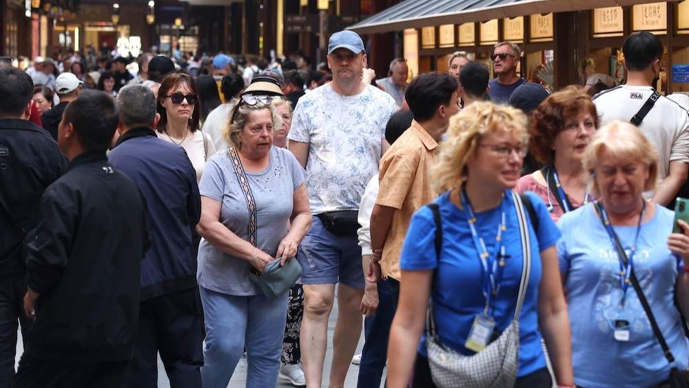 入境游火爆带动多语种导游需求激增，餐饮业迎来新机遇