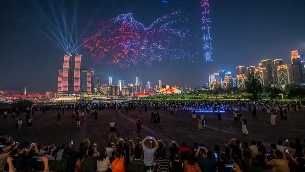 重庆低空飞行成新宠，无人机灯光秀引领城市消费新潮流