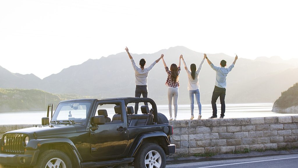 2025年暑期租车自驾游火爆 小城目的地增速超七成