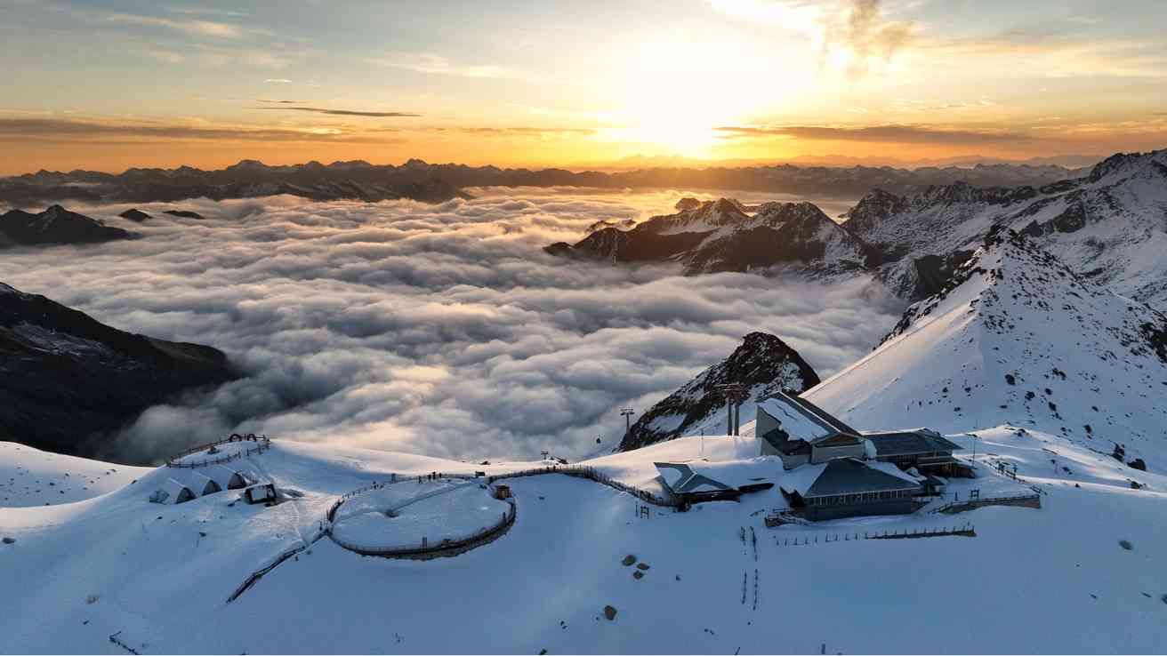 四川冰雪旅游热潮：达古冰川带动乡村振兴，室内滑雪场创新消费模式