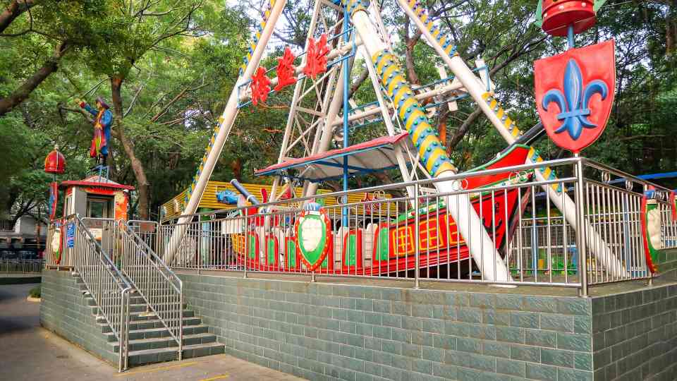 游乐园快通套餐名不副实 消费者花高价难享预期服务