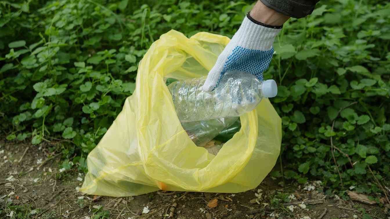 小众景点垃圾成灾 山野清运难题亟待解决