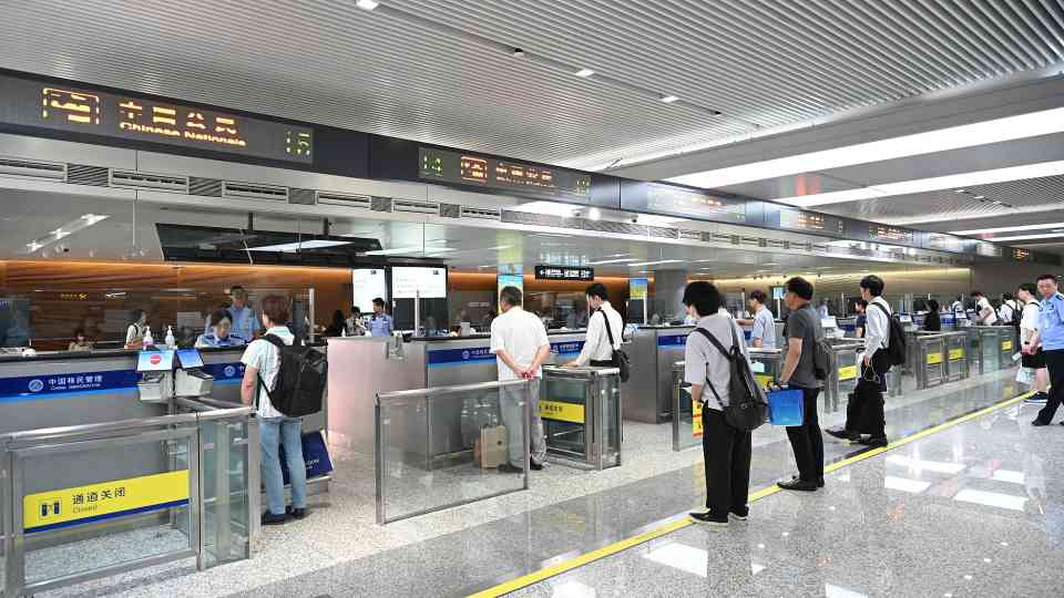 中国护照免签90多国 出入境证件申办便民新举措