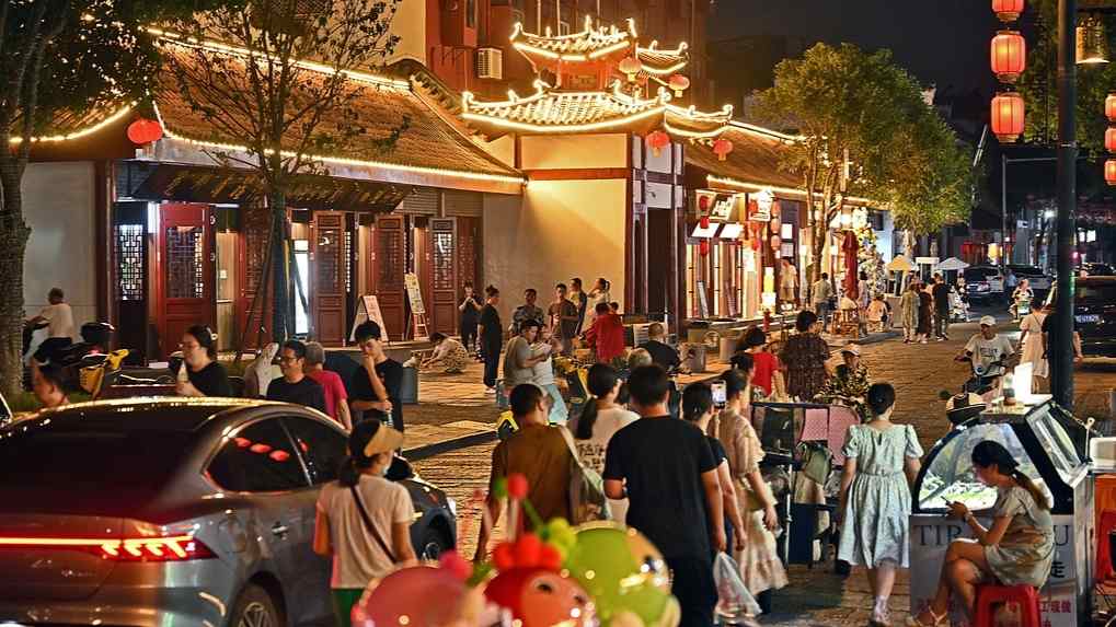 夏日经济点燃文旅热潮 张家界敦煌景区迎来暑期旅游高峰