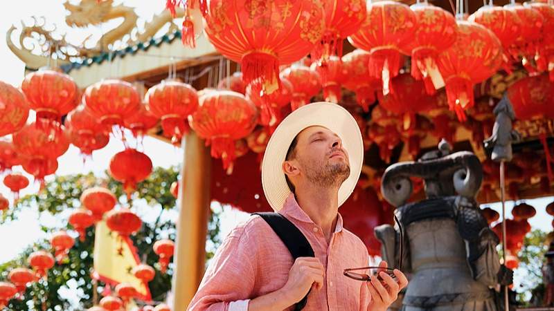 外国游客中国购物新趋势：从传统特产到潮流好物