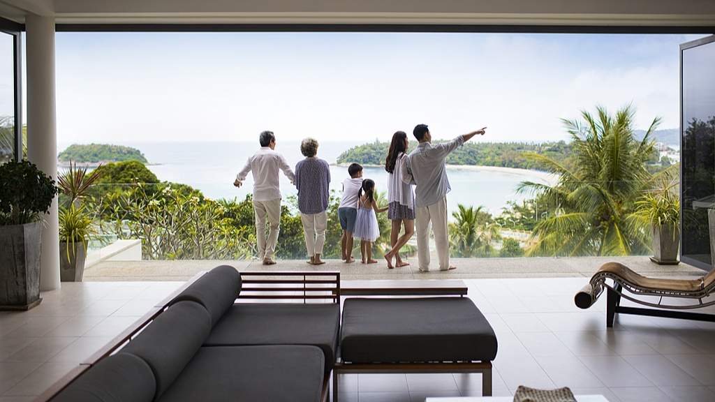 2025年暑期旅游预订火爆增长 大学生出游人次飙升77%