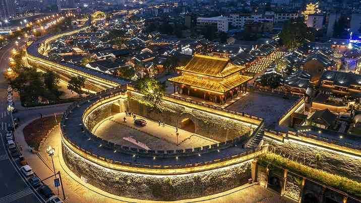 国际华侨探访凉山文旅产业 感受彝族文化魅力与传承