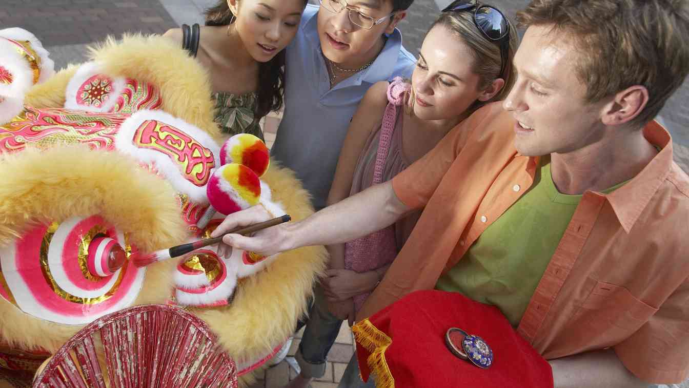 新春旅行新趋势：北上赏雪南下避寒，非遗体验成春节热门