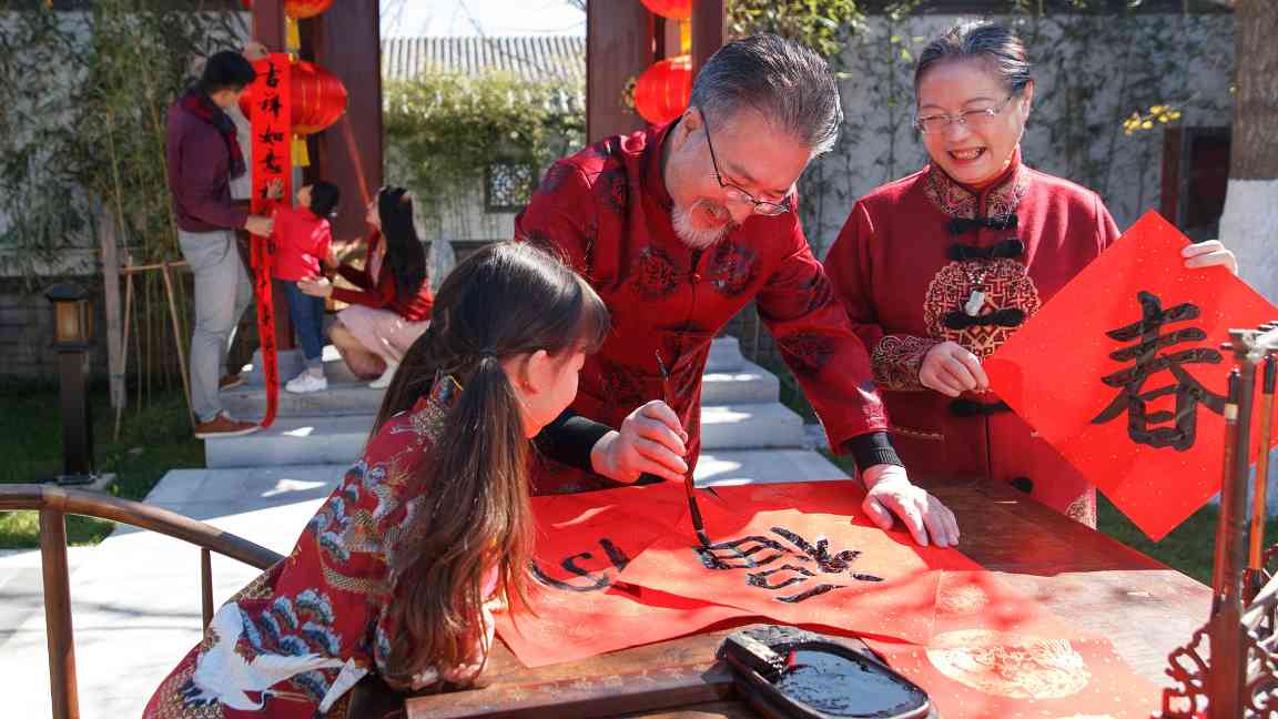 新春走基层：黄岩文化特派员为群众写春联拍全家福