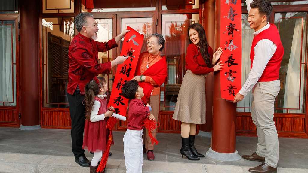 主题公园成春节新年俗 迪士尼环球度假区上新迎客
