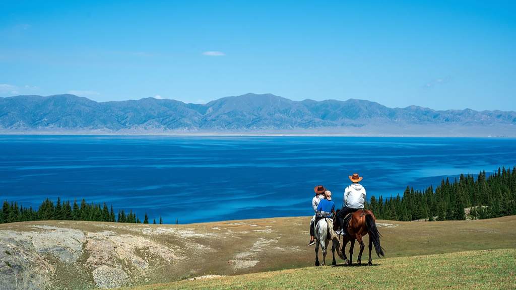冰雪盛宴启幕！赛里木湖嘉年华点燃新疆冬季旅游热潮