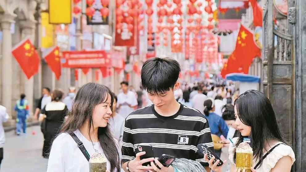 毕业旅行热潮兴起 拍照打卡与文化体验受年轻人青睐